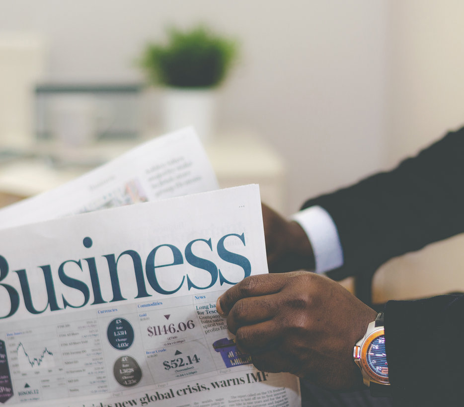 Homme d'affaires lisant la section business d'un journal financier